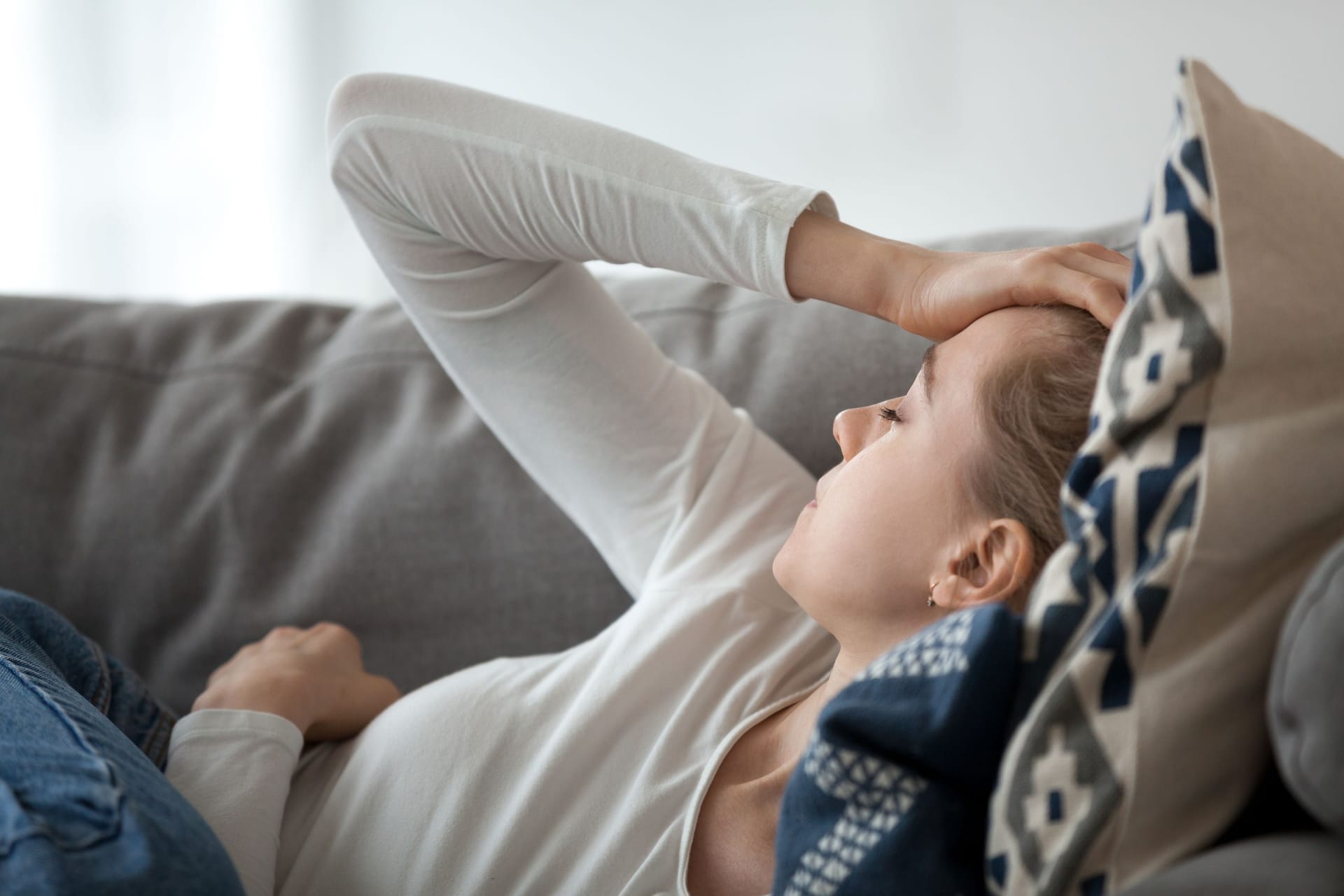 Erkrankte Frau auf Couch