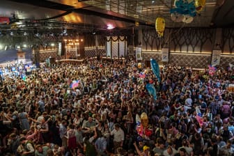 4.500 Gäste feiern auf dem Nockherberg 2018 (Archivbild): Wie viele es dieses Jahr bei diesen saftigen Bierpreisen werden, bleibt offen.