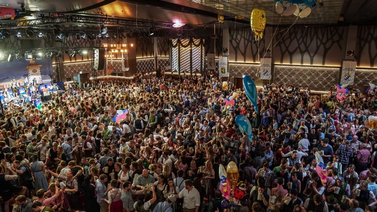 4.500 Gäste feiern auf dem Nockherberg 2018 (Archivbild): Wie viele es dieses Jahr bei diesen saftigen Bierpreisen werden, bleibt offen.