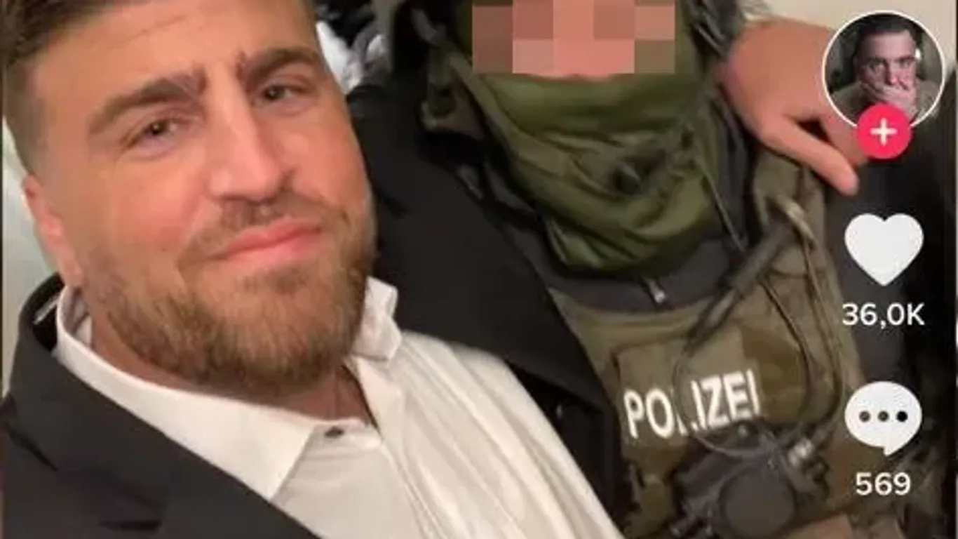 Firat Remmo (links) und ein SEK-Beamter: Dieses Selfie soll bei einer Hochzeit in Berlin entstanden sein.