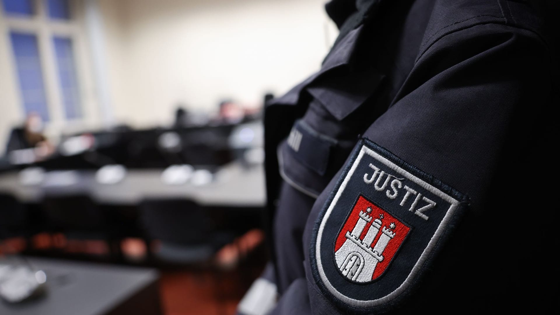 Eine Justizbeamtin steht im Gerichtssaal (Archivbild): Die Angeklagte stand schon einmal vor Gericht. Eine Justizbeamtin steht im Gerichtssaal (Archivbild): Die Angeklagte stand schon einmal vor Gericht.