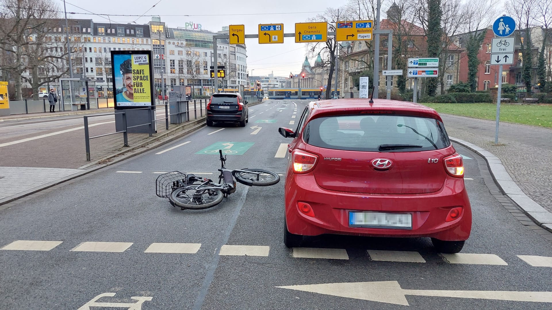 Der Unfall aus einer anderen Perspektive: Hinten steht der Volvo, mit dem die Fahrradfahrerin zusammenstieß.