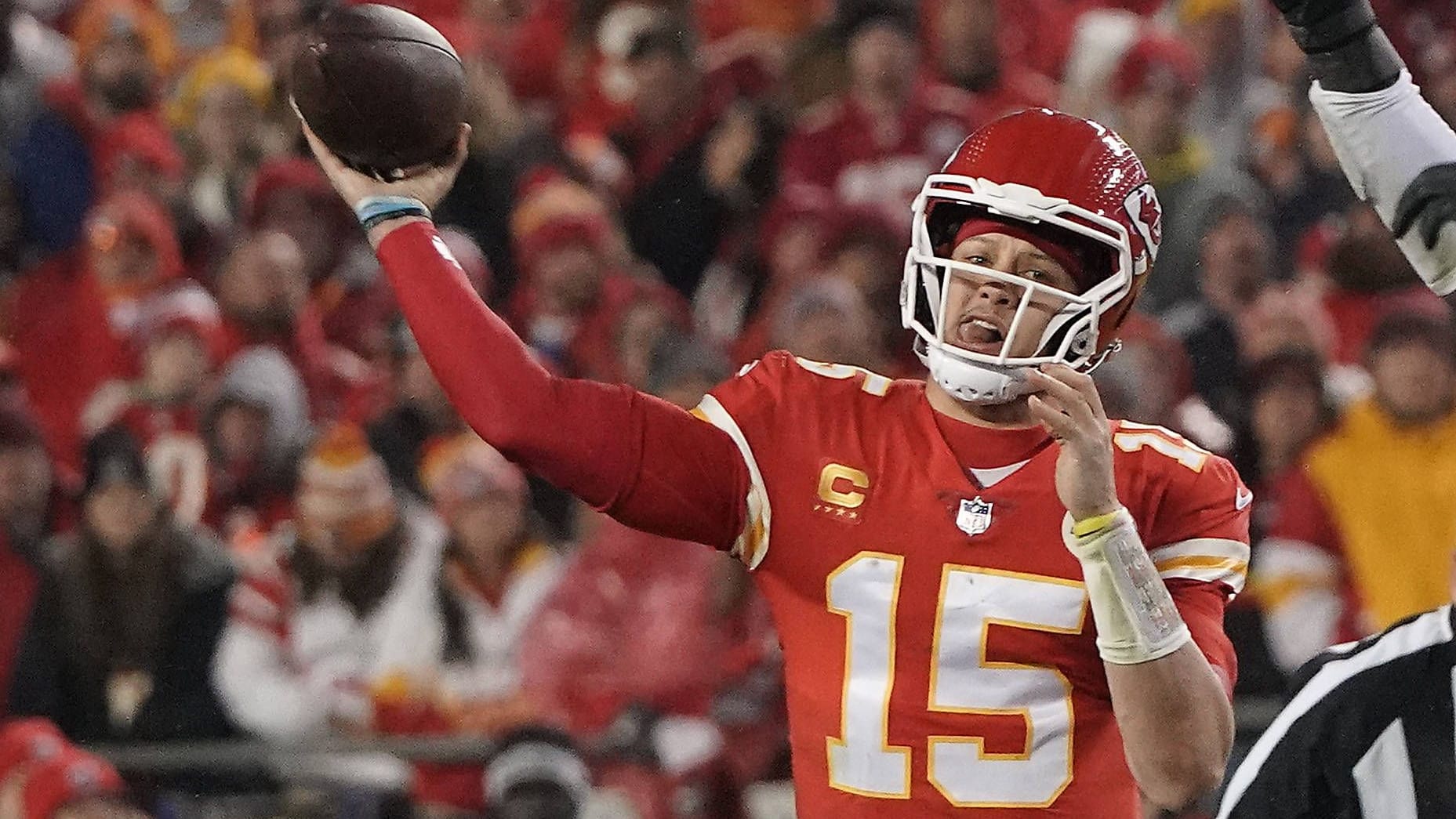 Patrick Mahomes: Der Star-Quarterback wurde schmerzhaft am Bein getroffen.