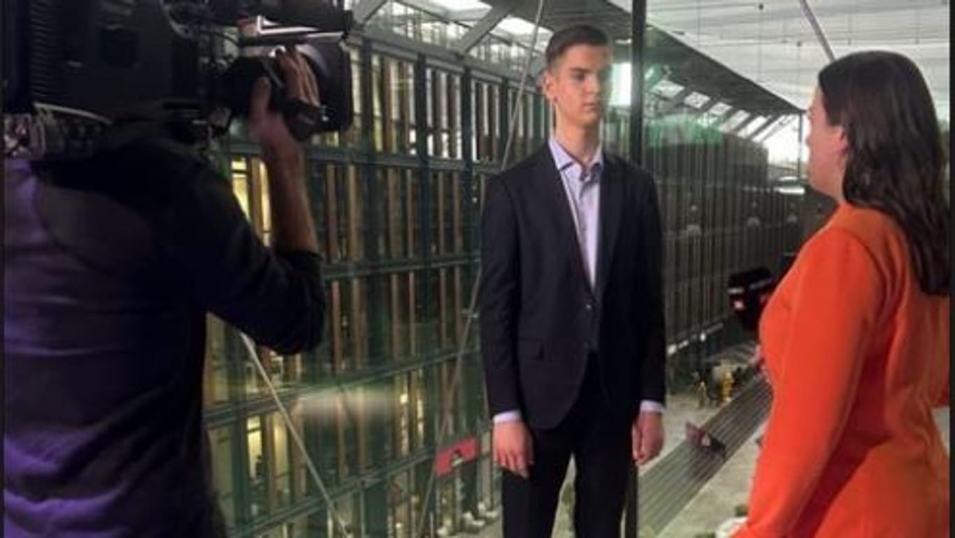 Der 18-Jährige bei einem Interview: Karagöz will 2023 mit seiner Airline durchstarten.