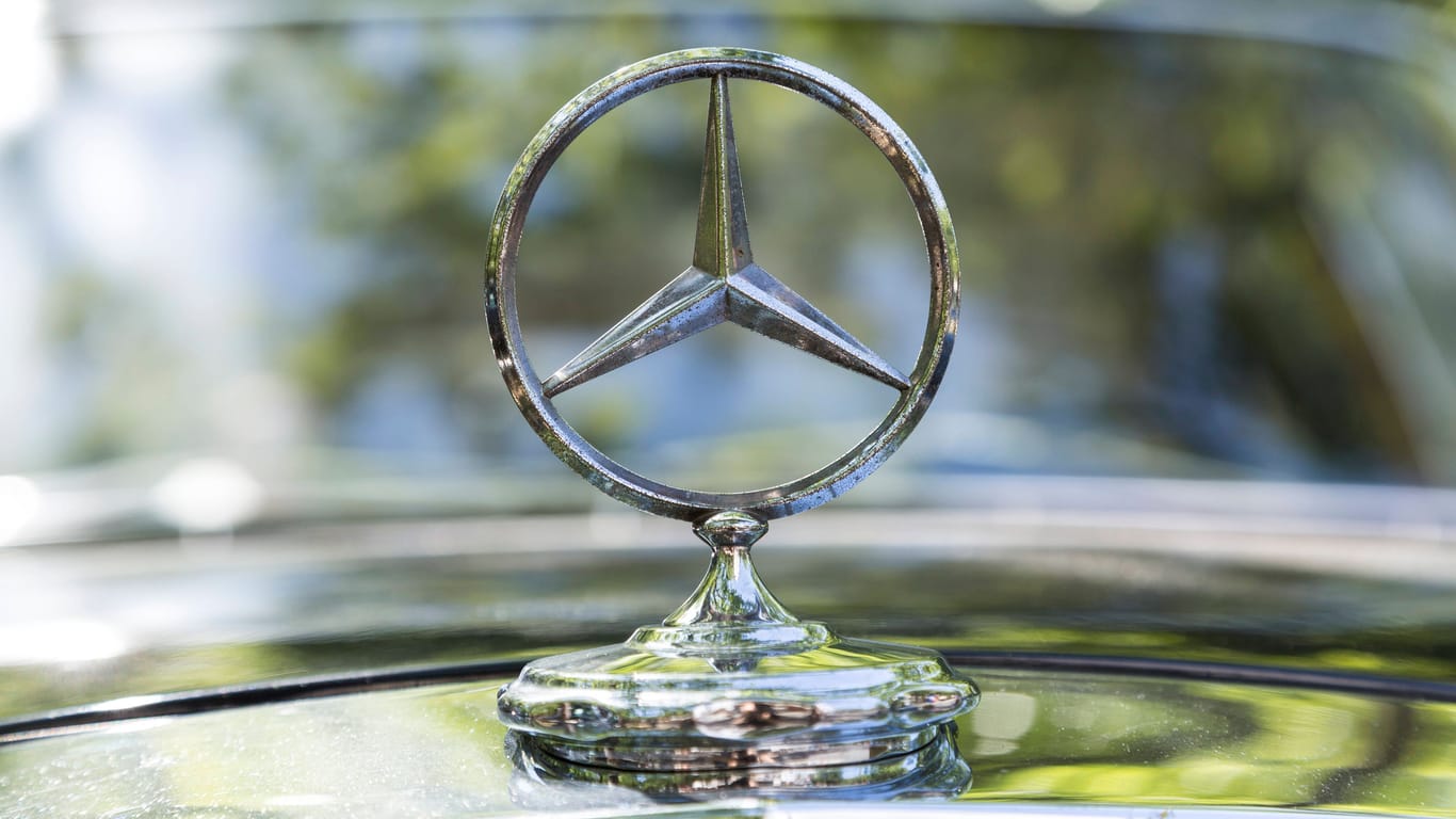 Mercedes-Stern auf einer Motorhaube (Symbolfoto): Was die Jugendlichen mit den Emblemen vorhatten, blieb unklar.