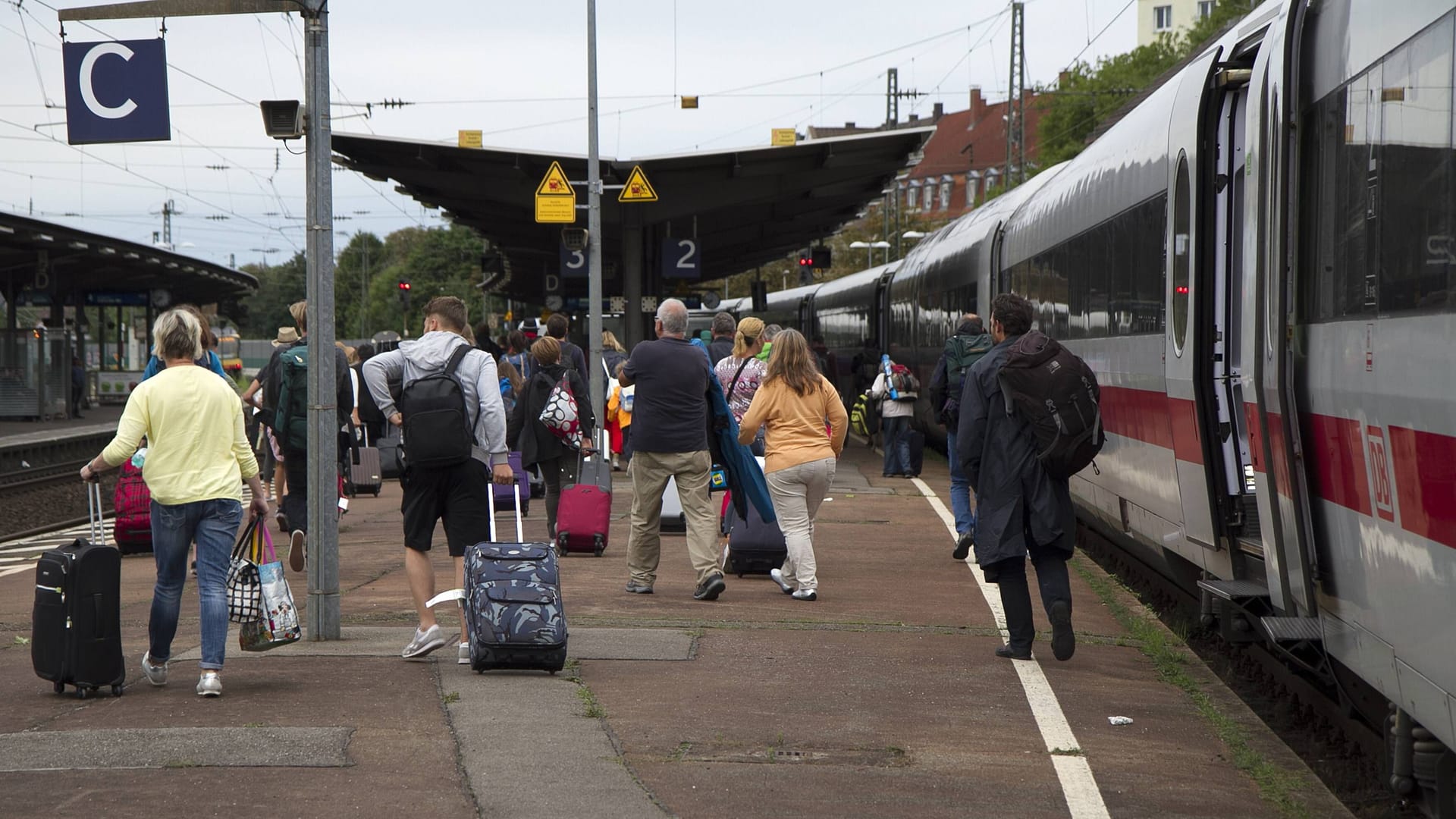 Bahnhof Rastatt (Archivbild): Ein Mädchen wurde brutal verprügelt.