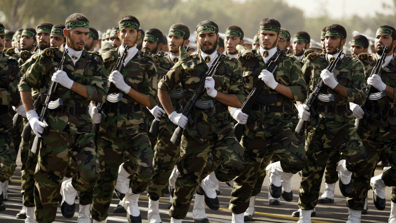 Soldaten der iranischen Revolutionsgarde (Archivbild): Die Armee steht in der EU bislang auf keiner Terrorliste.