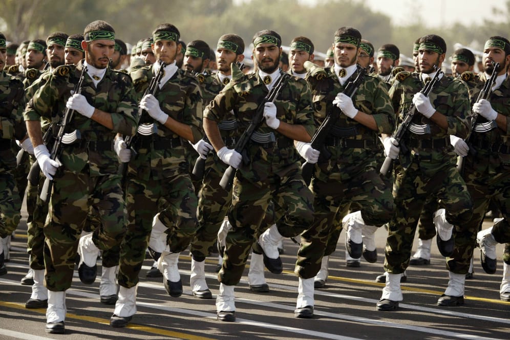 Soldaten der iranischen Revolutionsgarde (Archivbild): Die Armee steht in der EU bislang auf keiner Terrorliste.