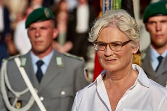 Verteidigungsministerin Christine Lambrecht bei einer Zeremonie der Bundeswehr: Was schief laufen konnte, lief von Anfang an schief.