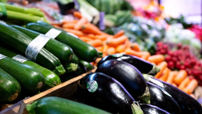 Supermarkt statt Reformhaus: Angesichts gestiegener Preise beobachten Experten, dass die Nachfrage nach Bio-Produkten sinkt.