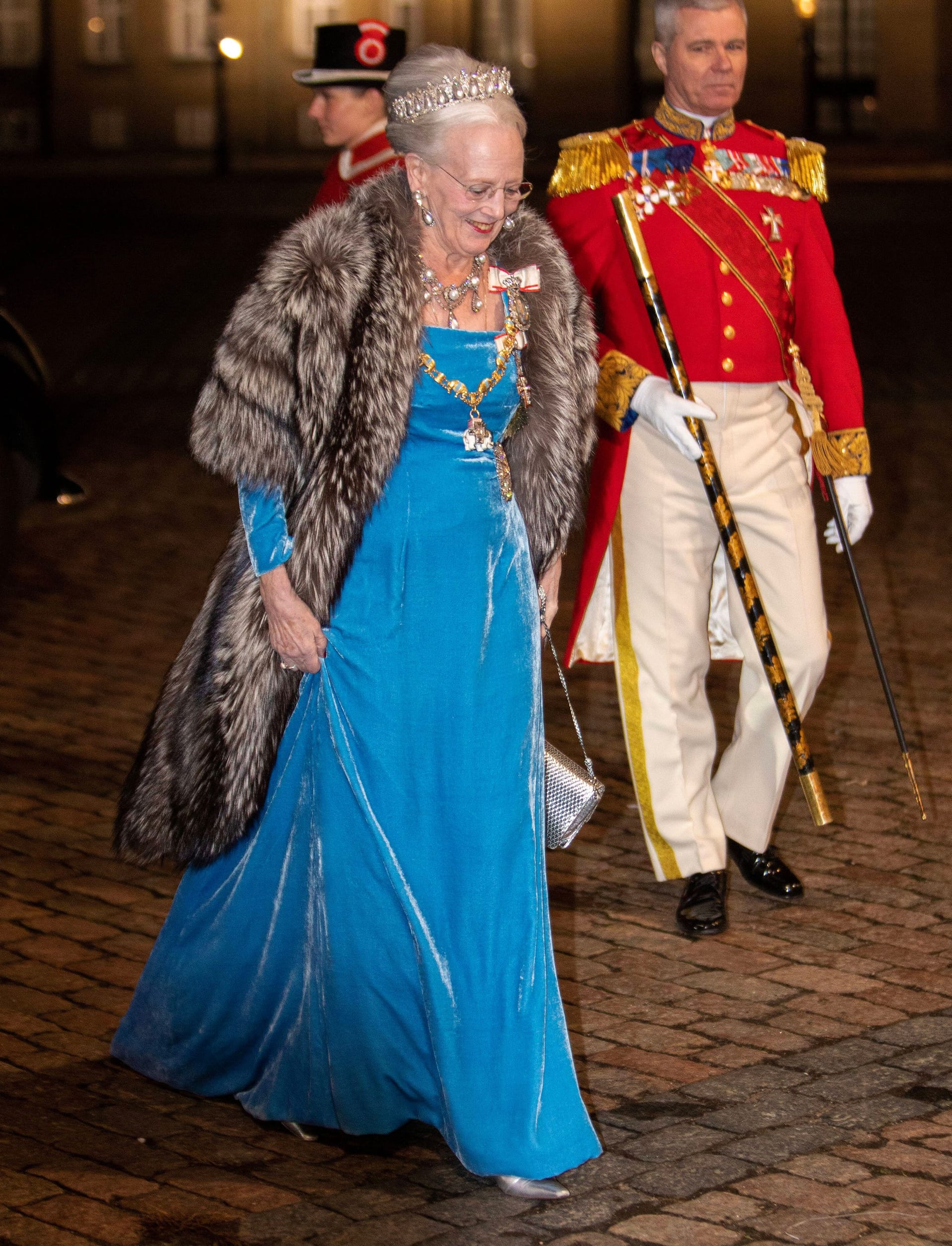 Königin Margrethe II. zeigt sich in einer Pelzstola.