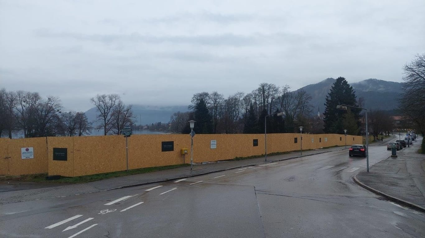 Keine Sicht auf den Tegernsee: Den Seeblick an dieser Stelle in Bad Wiessee versperrt seit Oktober ein Bauzaun. Dort könnte das Hoteldorf "Seegut" von BionTech-Investor Thomas Strüngmann entstehen.