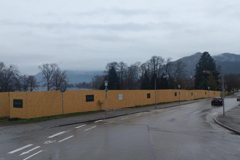 Keine Sicht auf den Tegernsee: Den Seeblick an dieser Stelle in Bad Wiessee versperrt seit Oktober ein Bauzaun. Dort könnte das Hoteldorf "Seegut" von BionTech-Investor Thomas Strüngmann entstehen.