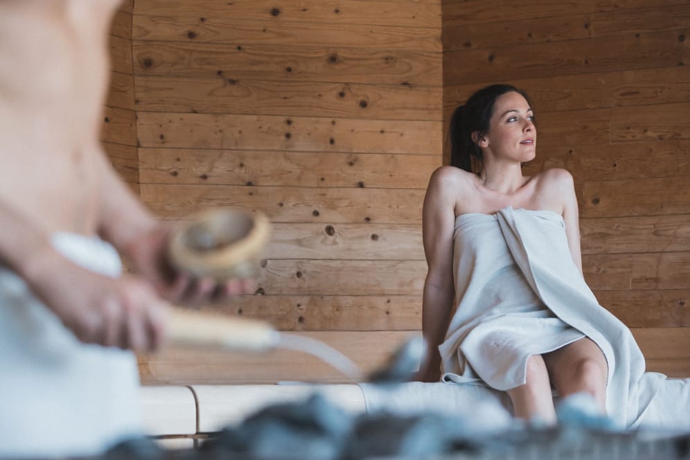 Weitverbreiteter Mythos: Eine Erkältung kann man in der Sauna nicht ausschwitzen.