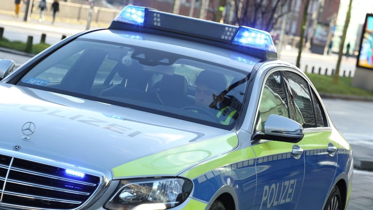Einsatzwagen der Polizei mit Blaulicht (Symbolbild): Nach einem sexuellen Übergriff sucht die Polizei Zeugen.