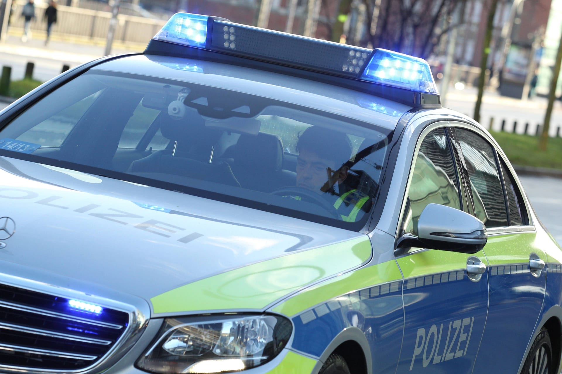 Einsatzwagen der Polizei mit Blaulicht (Symbolbild): Nach einem sexuellen Übergriff sucht die Polizei Zeugen.