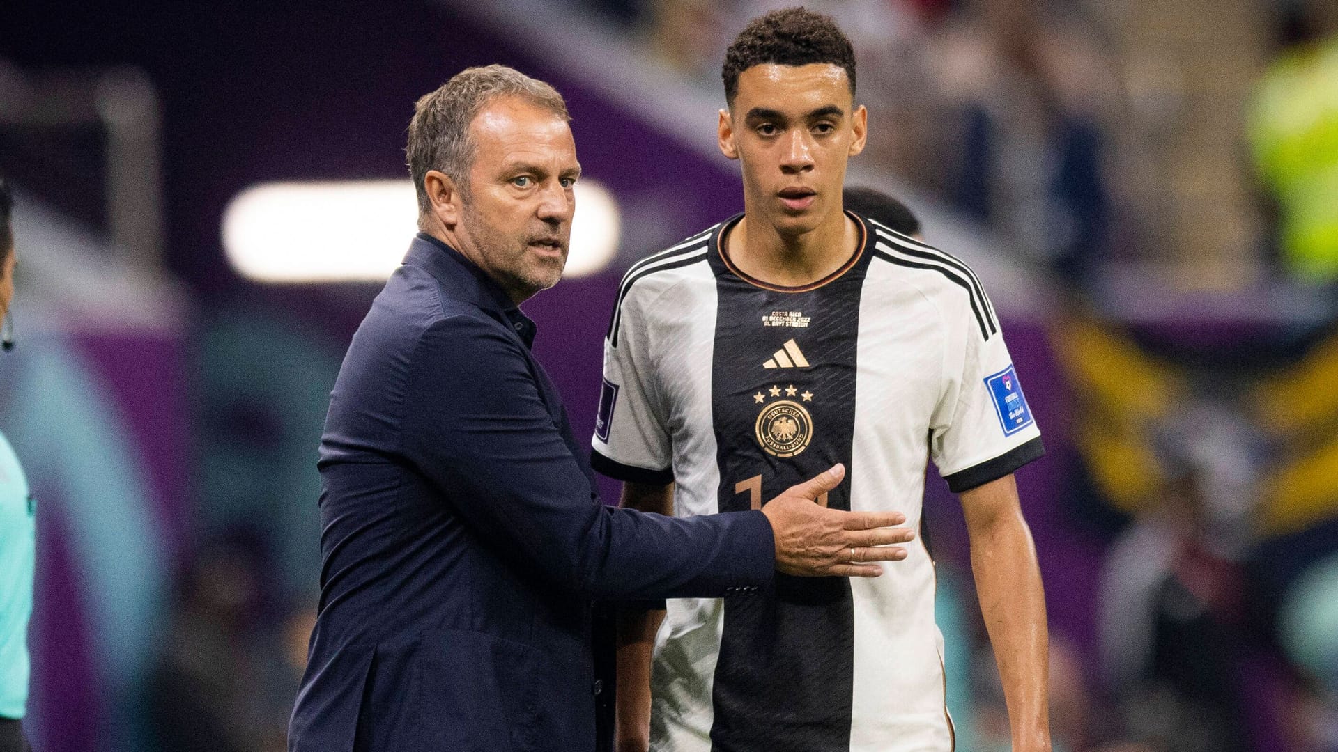 Jamal Musiala (r.) mit Bundestrainer Hansi Flick: Der Bayern-Youngster ist auch im DFB-Team bereits eine feste Größe.