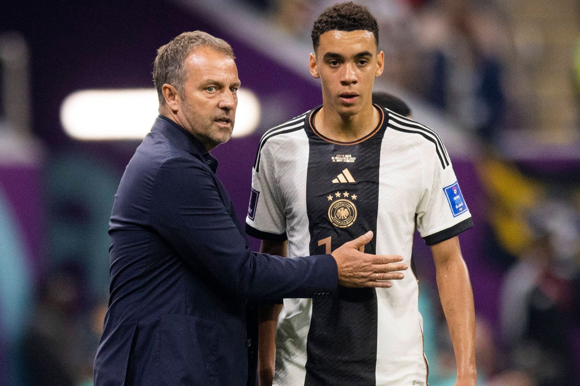 Jamal Musiala (r.) mit Bundestrainer Hansi Flick: Der Bayern-Youngster ist auch im DFB-Team bereits eine feste Größe.