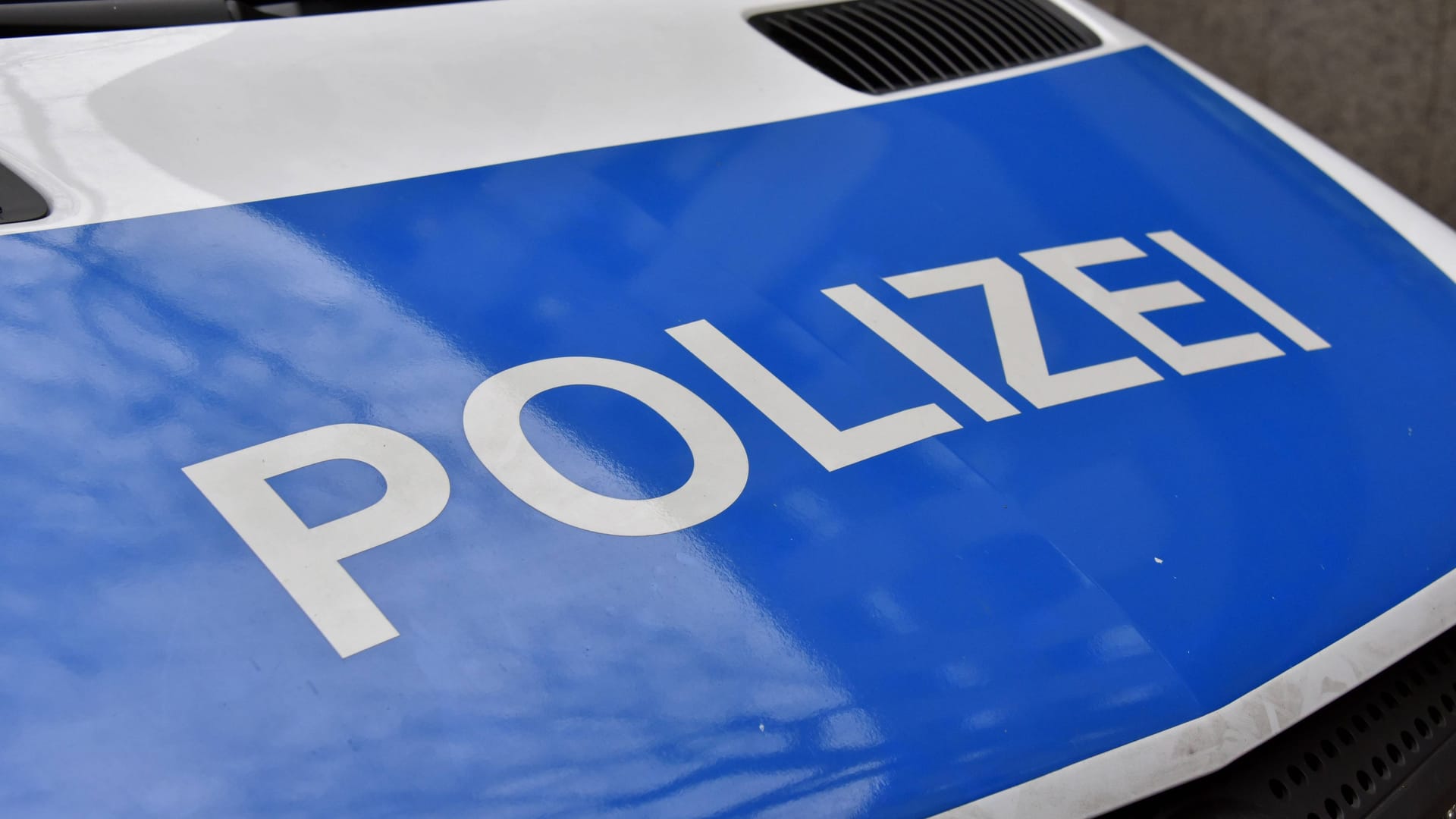 Ein Einsatzfahrzeug der Polizei (Archiv): Beamte sind Berichten von Eltern nachgegangen, nachdem ihre Kinder von einem Fremden angesprochen worden sind.