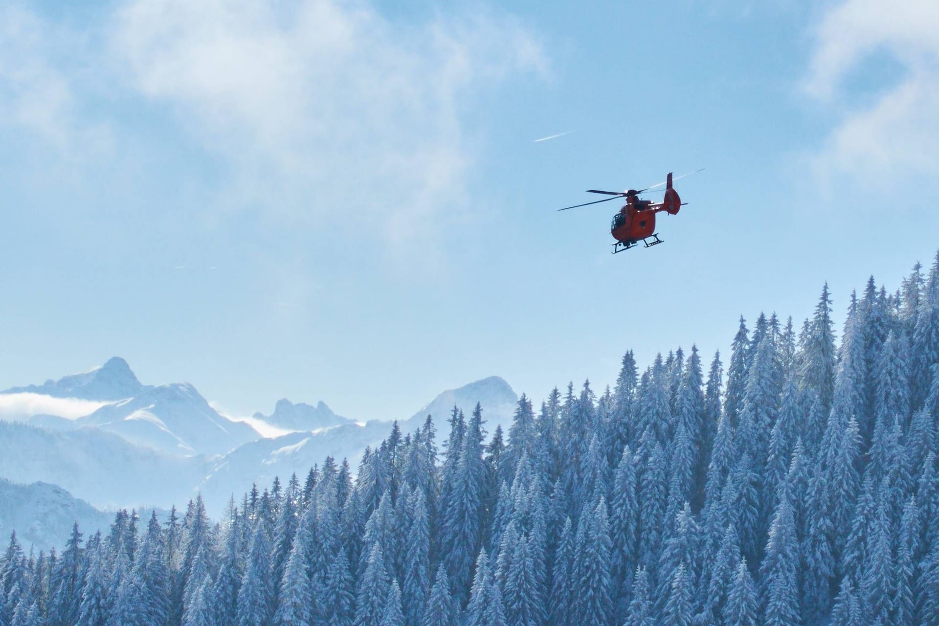 Bergretter im Einsatz (Symbolbild): Die Lawine löste sich laut der Polizei in Tirol, als eine 19-köpfige Gruppe der Bundeswehr Schneehöhlen gebaut habe.