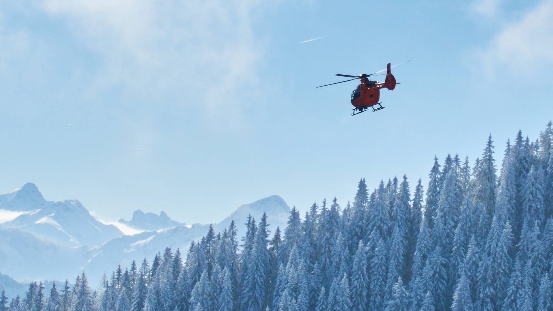 Bergretter im Einsatz (Symbolbild): Die Lawine löste sich laut der Polizei in Tirol, als eine 19-köpfige Gruppe der Bundeswehr Schneehöhlen gebaut habe.