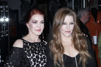 Priscilla Presley (l.) und ihre Tochter Lisa Marie Presley bei der Premiere von "Graceland Presents Elvis The Exhibition" in Las Vegas. Die Elvis-Tochter wurde 54 Jahre alt.