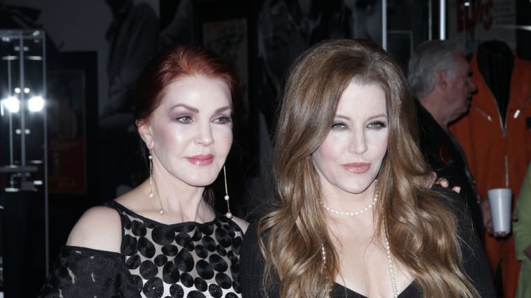Priscilla Presley (l.) und ihre Tochter Lisa Marie Presley bei der Premiere von "Graceland Presents Elvis The Exhibition" in Las Vegas. Die Elvis-Tochter wurde 54 Jahre alt.