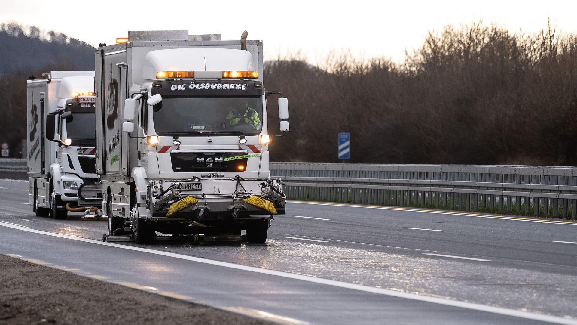 Reinigungsfahrzeuge auf der A7 Richtung Süden: Ein unbekanntes Fahrzeug hat eine wachsartige Substanz verloren.