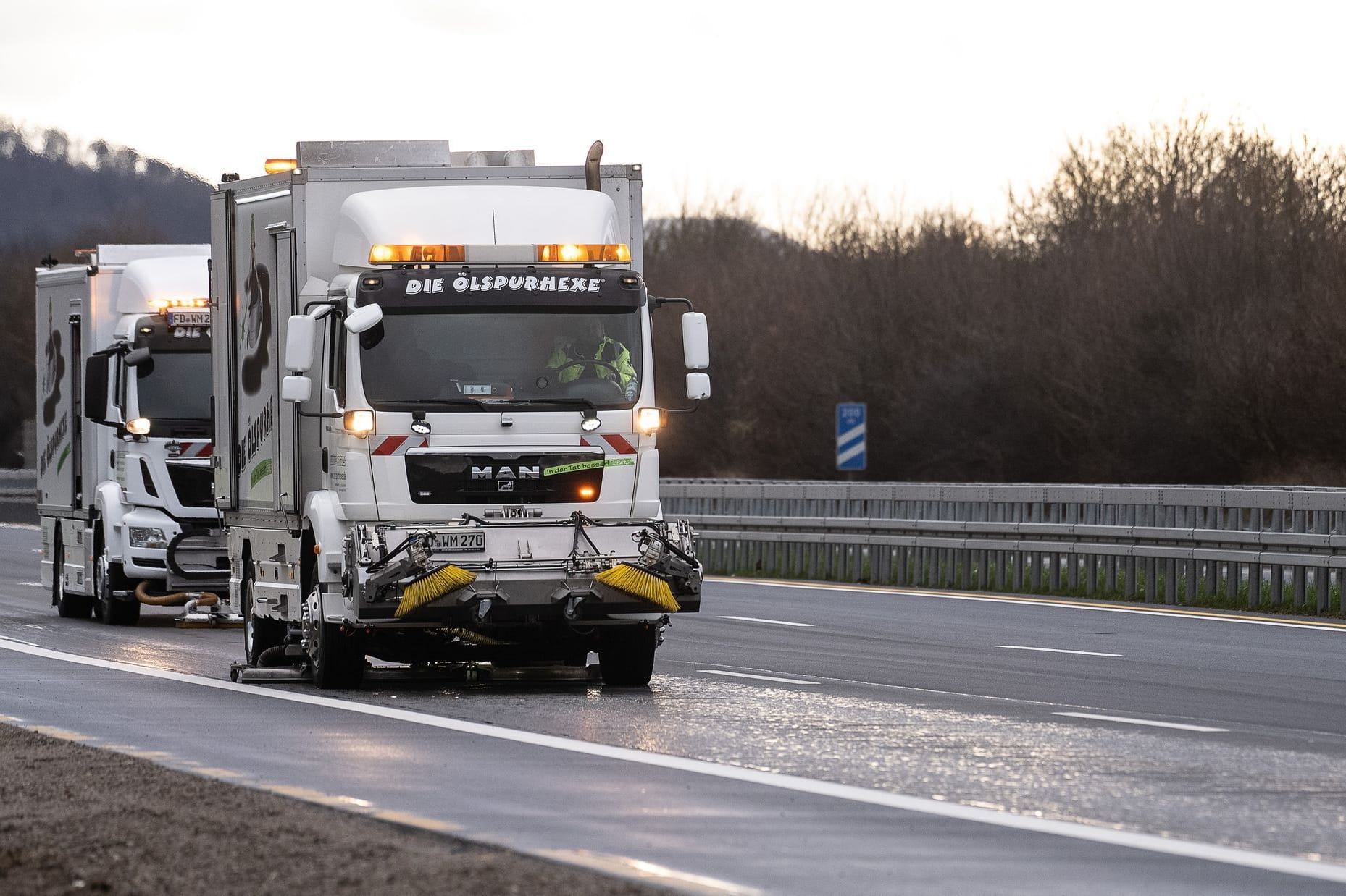 Reinigungsfahrzeuge auf der A7 Richtung Süden: Ein unbekanntes Fahrzeug hat eine wachsartige Substanz verloren.