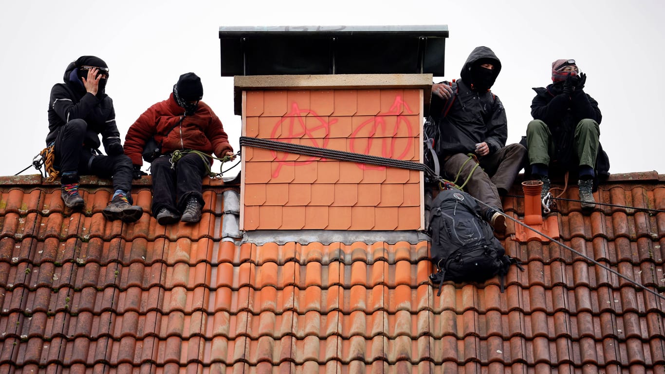 Aktivisten verschanzen sich in den letzten Kletterkonstrukten, Baumhäusern und auf Dächern in Lützerath (Archivbild): Auch in Berlin kam es zu Protesten.