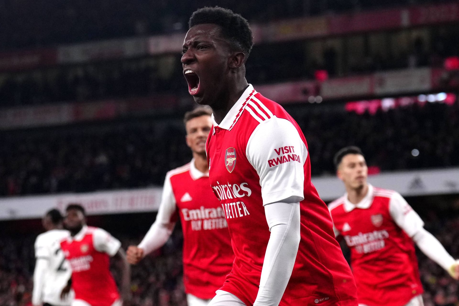 Arsenals Nketiah jubelt im Spiel gegen Manchester United.