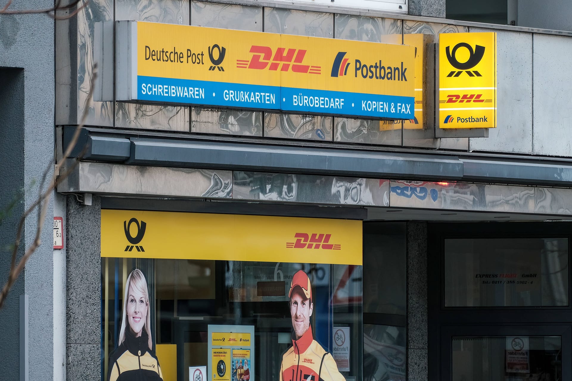 Eine Postfiliale in Düsseldorf (Archivbild): Der Konzern kann nicht alle Pflichtstandorte besetzen. Eine Postfiliale in Düsseldorf (Archivbild): Der Konzern kann nicht alle Pflichtstandorte besetzen.