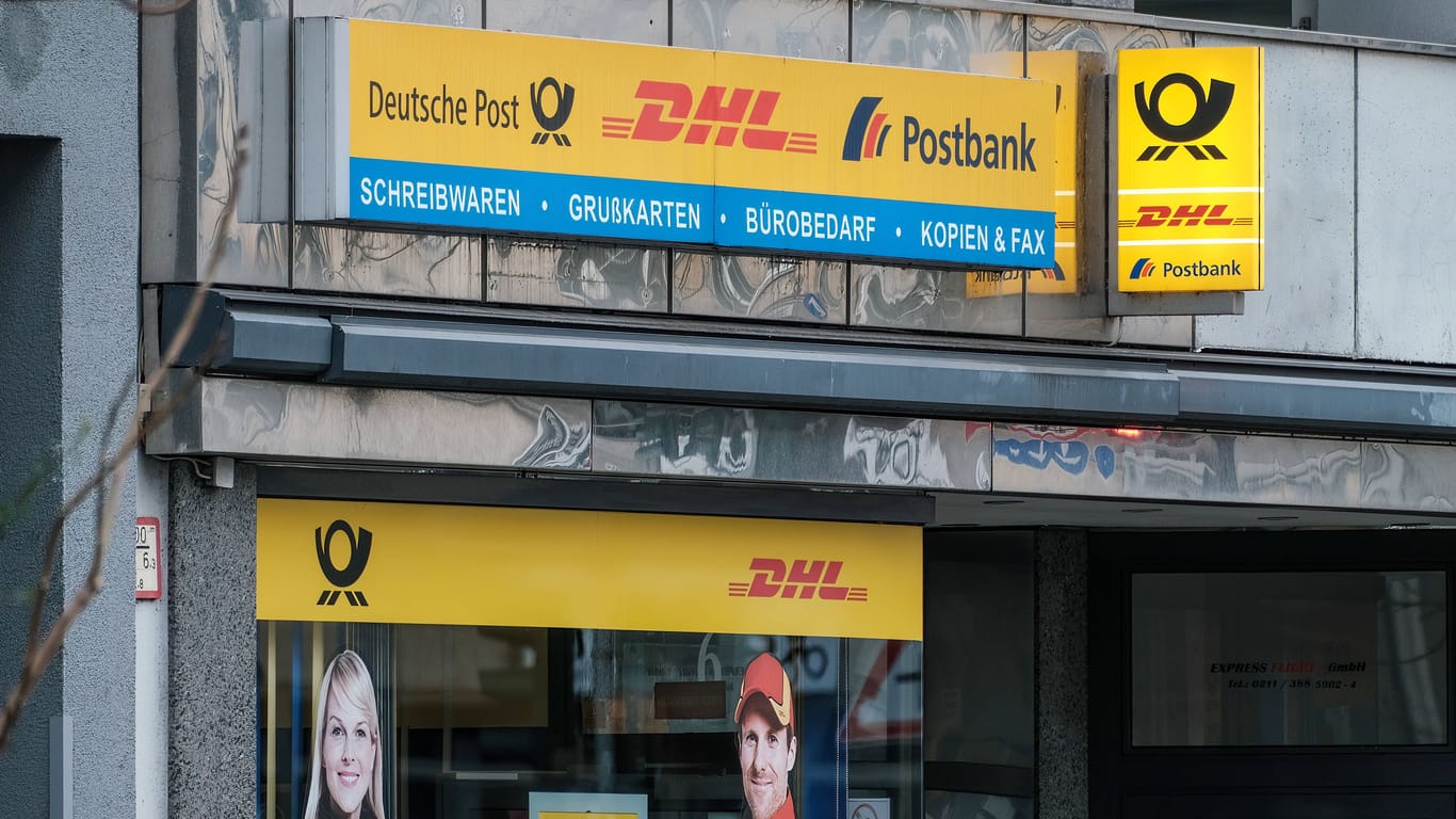 Eine Postfiliale in Düsseldorf (Archivbild): Der Konzern kann nicht alle Pflichtstandorte besetzen.