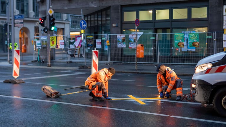 Um 8 Uhr begann ein Unternehmen Fahrbahnmarkierungen zu ergänzen und Verbotsschilder rund um die Friedrichstraße aufzustellen: Seit heute ist die Friedrichstraße in Teilen wieder für den Autoverkehr gesperrt.