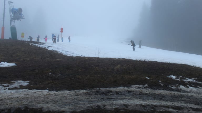 Trübsal auf der Skipiste am Spitzingsee: Kurz nach dem Jahreswechsel setzen Regen und milde Temperaturen dem Wintersportort zu.