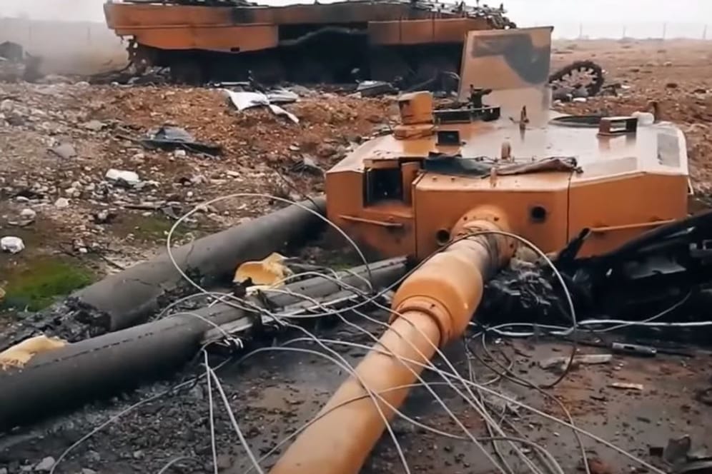 Propaganda-Bilder des "Islamischen Staates" sollen einen zerstörten Leopard 2 bei al-Bab in Syrien zeigen: "einfache Ziele für feindliche Hinterhalte".