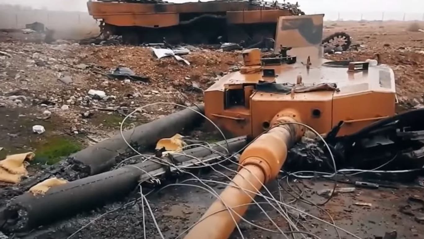 Propaganda-Bilder des "Islamischen Staates" sollen einen zerstörten Leopard 2 bei al-Bab in Syrien zeigen: "einfache Ziele für feindliche Hinterhalte".
