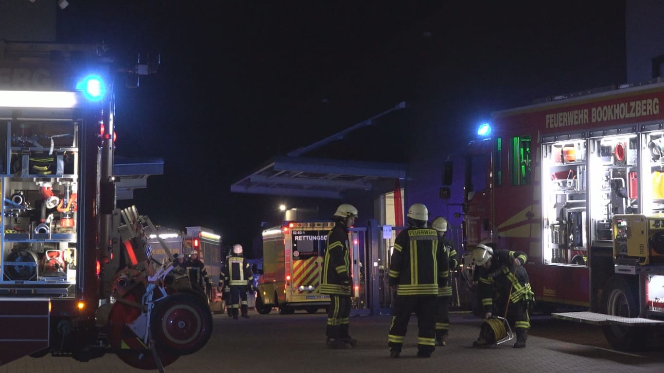 Die Feuerwehr im Einsatz in Ganderkesee: Ein Mann wurde in einer Wickelmaschine eingeklemmt.