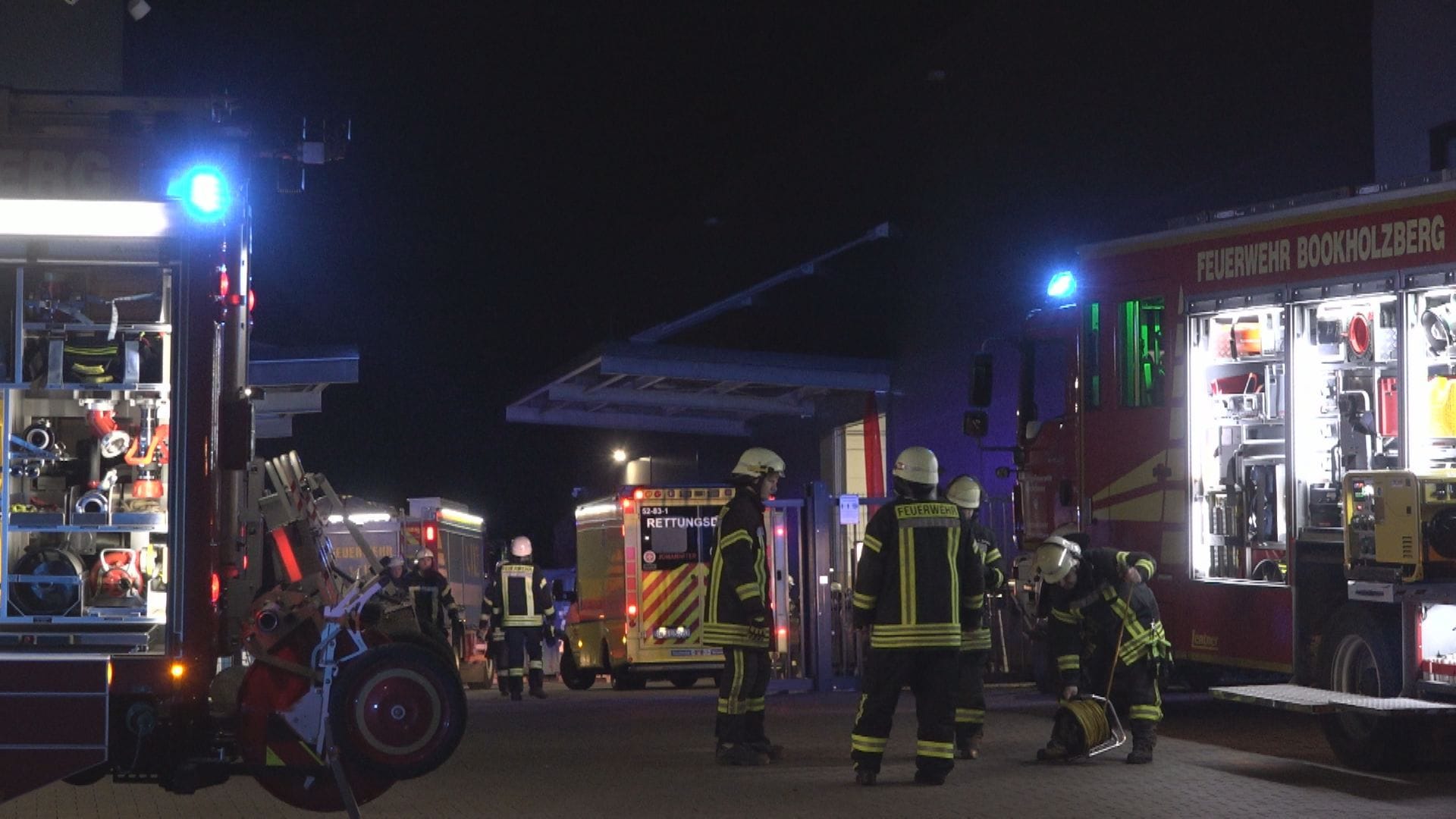 Die Feuerwehr im Einsatz in Ganderkesee: Ein Mann wurde in einer Wickelmaschine eingeklemmt. Die Feuerwehr im Einsatz in Ganderkesee: Ein Mann wurde in einer Wickelmaschine eingeklemmt.