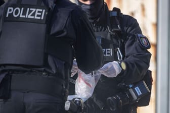 Polizisten bei Drogenrazzia (Symbolbild): Mehr als 20 Objekte wurden in Berlin am Dienstagmorgen von der Polizei durchsucht.