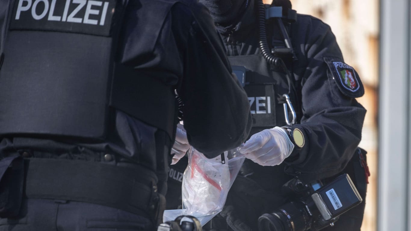 Polizisten bei Drogenrazzia (Symbolbild): Mehr als 20 Objekte wurden in Berlin am Dienstagmorgen von der Polizei durchsucht.
