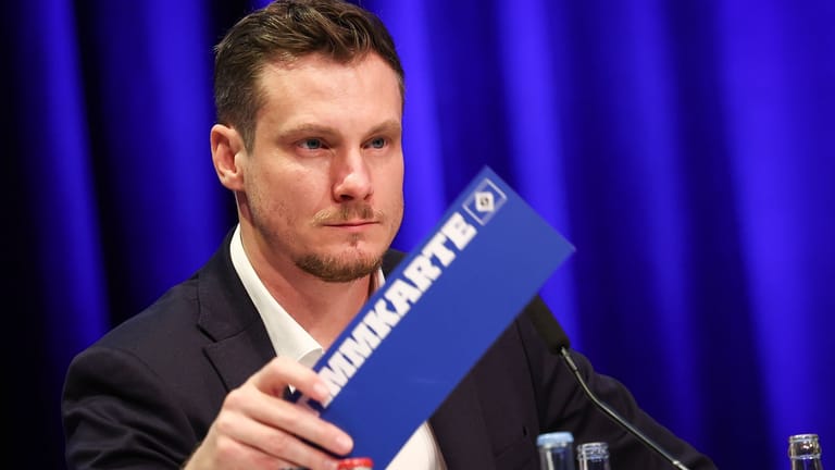 Präsident Hamburger Sportverein e.V. und Aufsichtsrat der HSV Fußball AG Marcell Jansen hält seine Stimmkarte bei einer Abstimmung (Archivbild): Der Streit um die Besetzung des HSV-Aufsichtrats ist offenbar beendet.