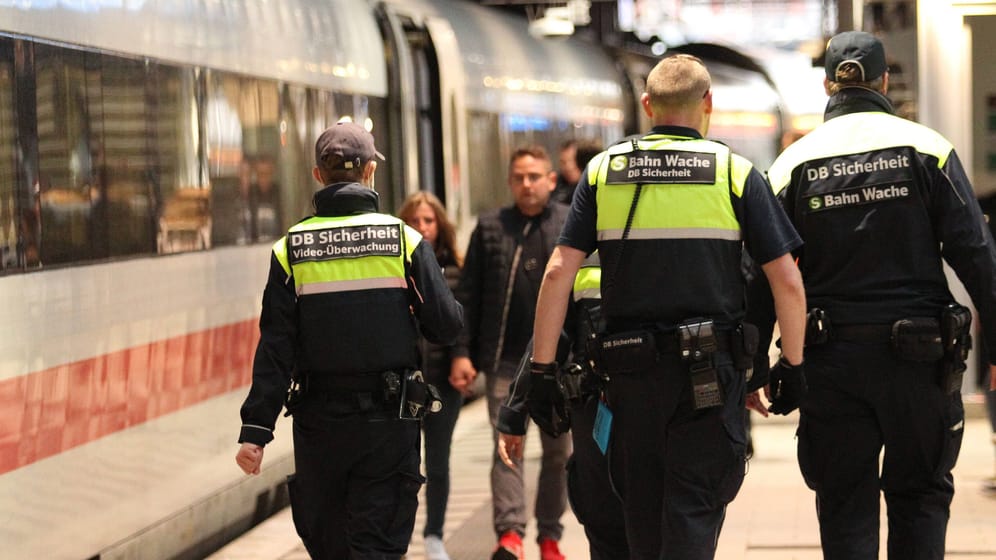 Polizeibeamte und DB-Sicherheitspersonal am Hauptbahnhof Hamburg: Ein Doppelmord in einem Zug nahe Brokstedt bringt auch andere Gewalttaten in den Fokus.