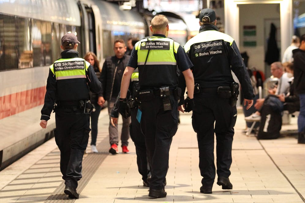 Polizeibeamte und DB-Sicherheitspersonal am Hauptbahnhof Hamburg: Ein Doppelmord in einem Zug nahe Brokstedt bringt auch andere Gewalttaten in den Fokus.