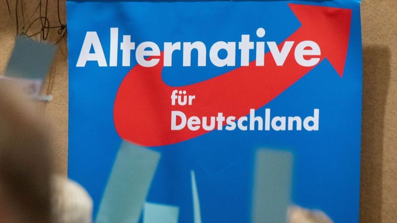 Ein Plakat mit dem Schriftzug "Alternative für Deutschland" (Archivfoto): Die Partei schaffte es bei der Bürgerschaftswahl 2019 auf 6,1 Prozent