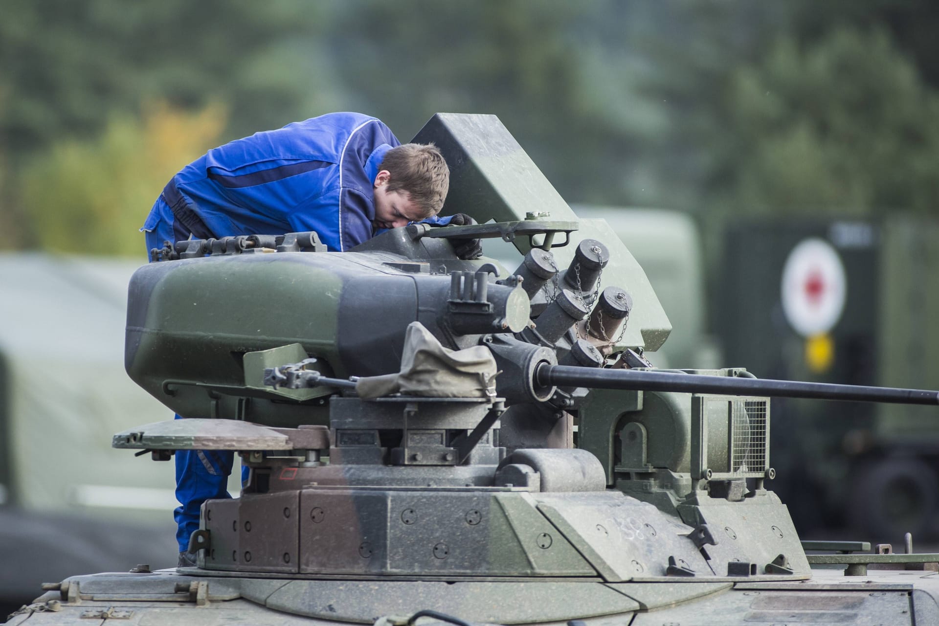 Ein Bundeswehr-Panzer wird repariert (Archivbild): Die Lieferung an die Ukraine ist nach Experten auch eine logistische Herausforderung.