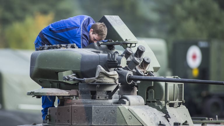 Ein Bundeswehr-Panzer wird repariert (Archivbild): Die Lieferung an die Ukraine ist nach Experten auch eine logistische Herausforderung.