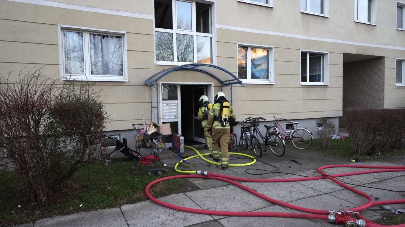 Am Dienstag ist die Feuerwehr mit einem Großaufgebot in einem Mehrfamilienhaus in Leuben im Einsatz.