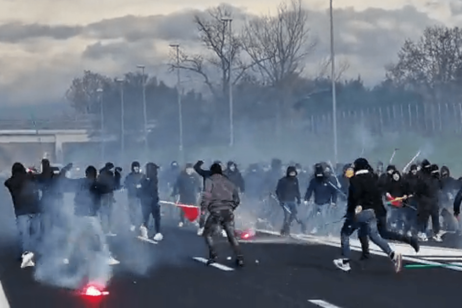 Fußball-Ultras prügeln sich auf italienischer Autobahn.