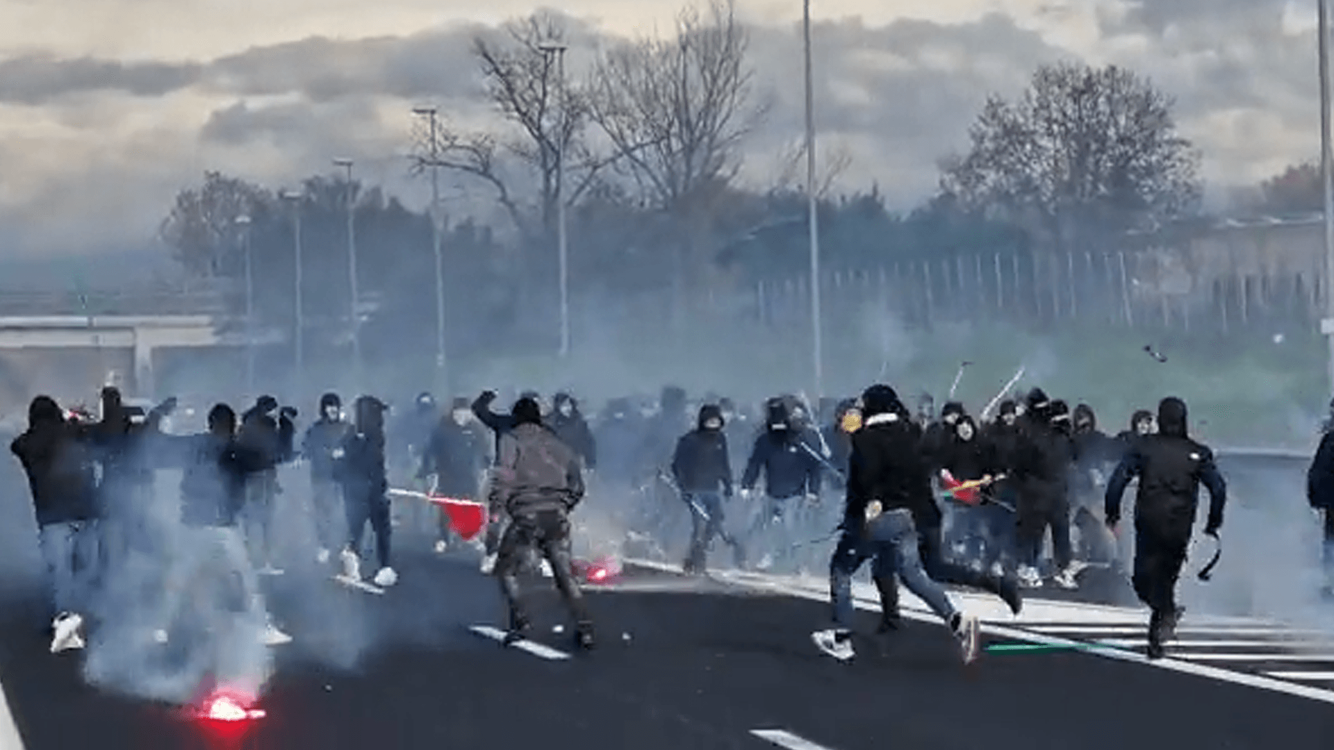 Fußball-Ultras prügeln sich auf italienischer Autobahn.